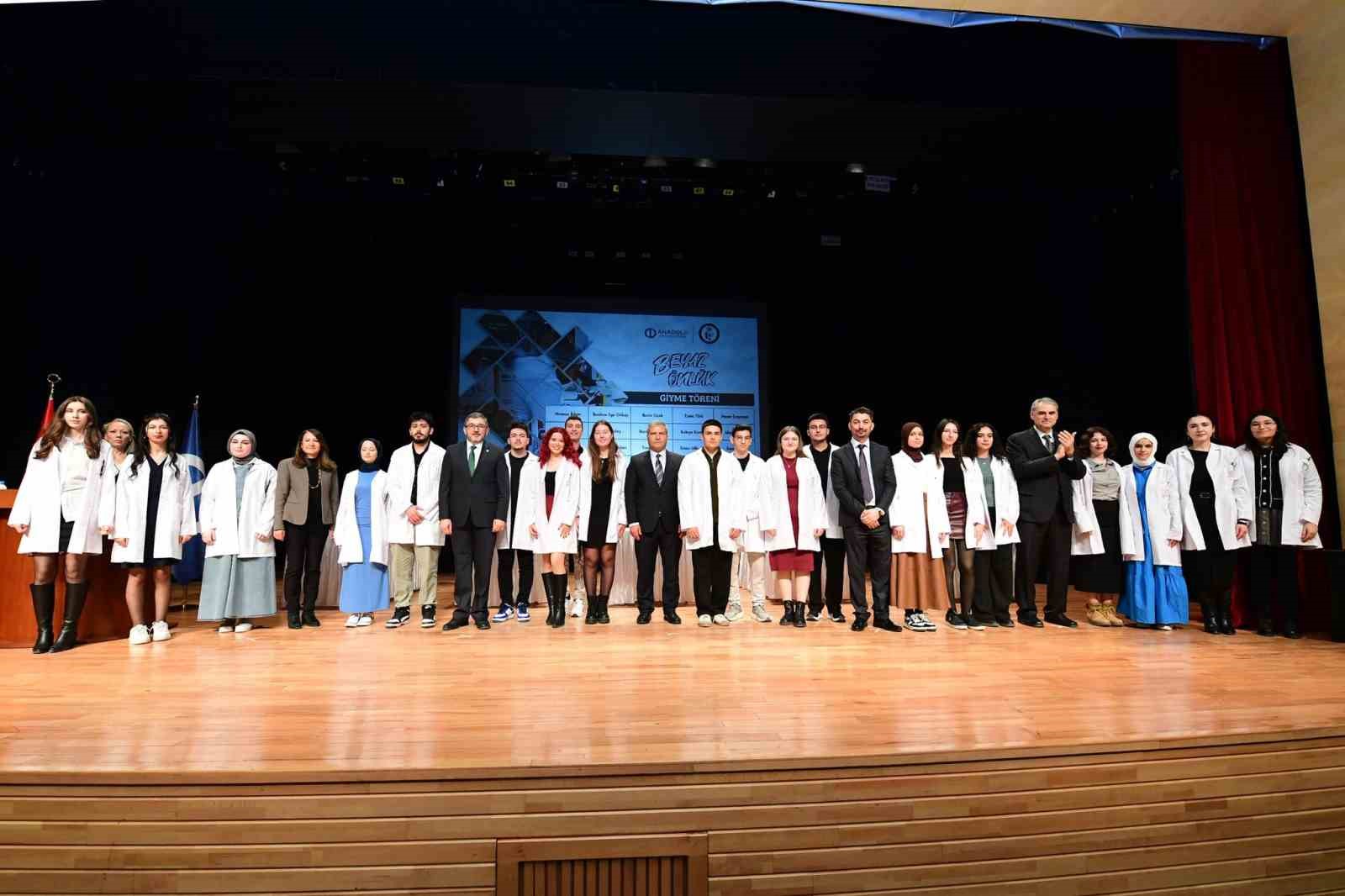 Geleceğin eczacı adayları d&uuml;zenlenen t&ouml;renle beyaz &ouml;nl&uuml;klerini giydi
