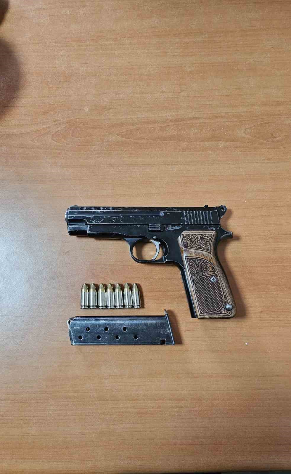 Polisten ka&ccedil;an şahsın &uuml;zerinden ruhsatsız tabanca &ccedil;ıktı
