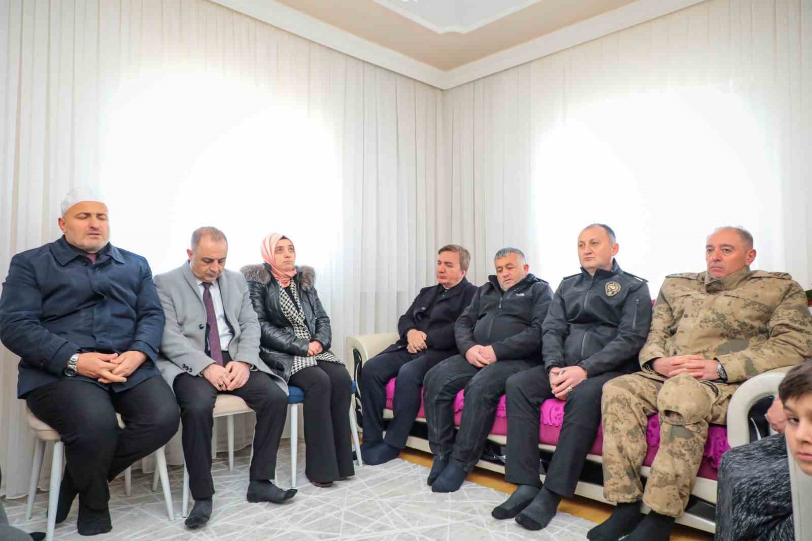 Vali Aydoğdu şehit ailesini ziyaret etti