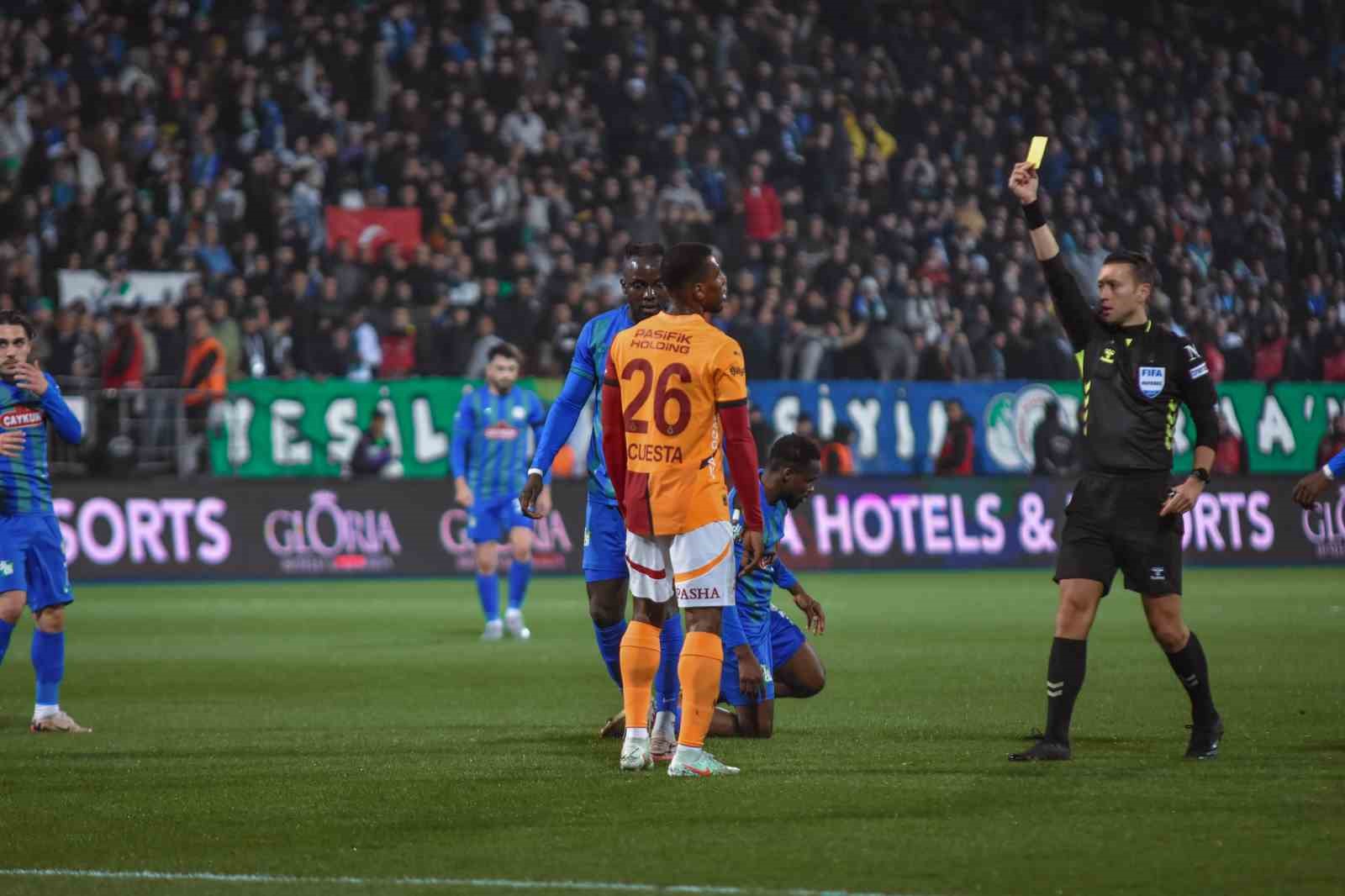 Trendyol Süper Lig: Çaykur Rizespor: 0 - Galatasaray: 0 (İlk yarı)