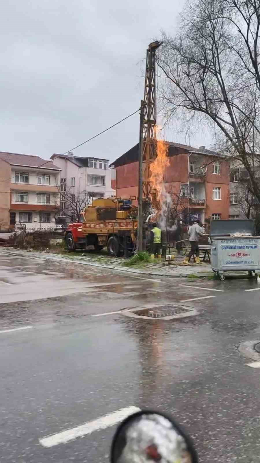 Yer altından çıkan metan gazı alev aldı, saatlerdir sönmüyor

