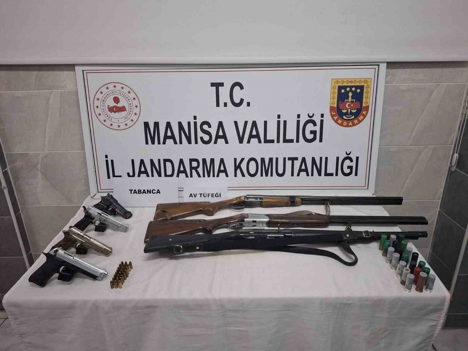 Turgutlu’da silah tacirlerine operasyon