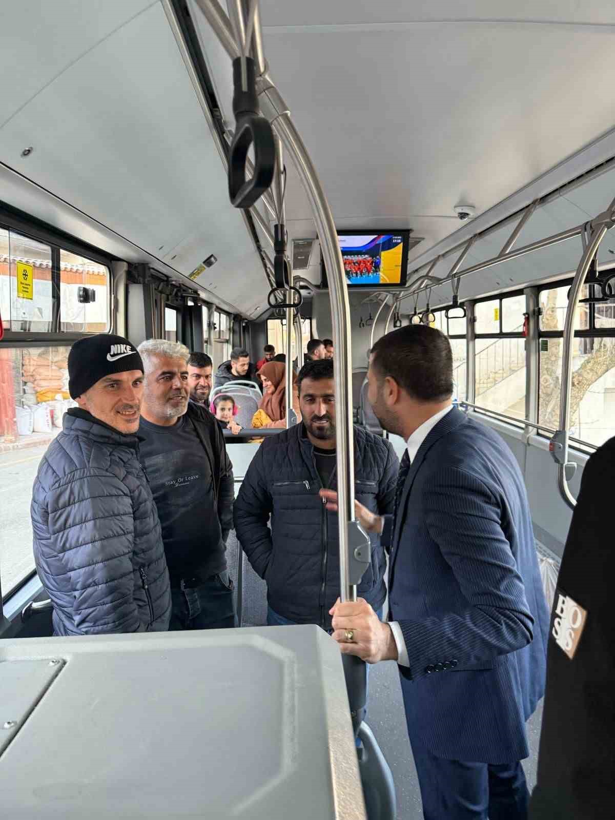 Eğil Belediye Başkanı Seydaoğlu bindiği halk otobüsünde vatandaşların sorunlarını dinledi