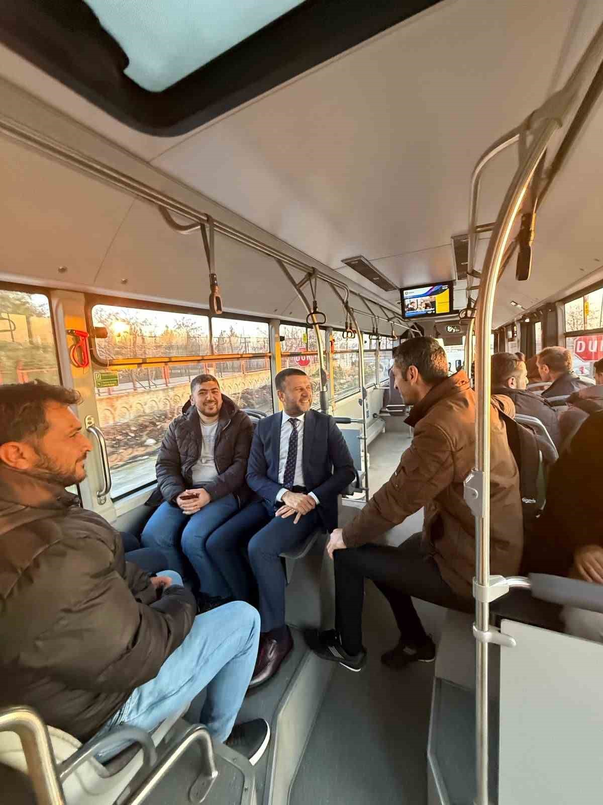 Eğil Belediye Başkanı Seydaoğlu bindiği halk otobüsünde vatandaşların sorunlarını dinledi