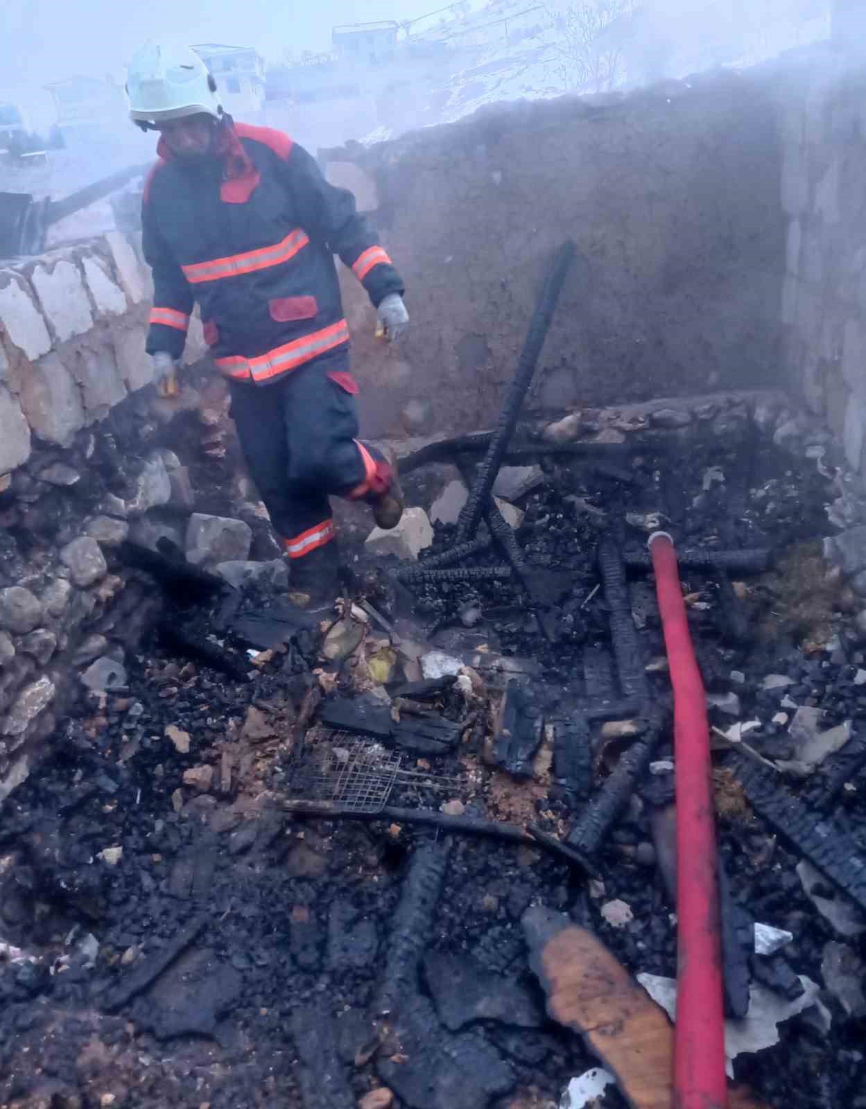 Malatya&rsquo;da ahır yangınında 25 k&uuml;&ccedil;&uuml;kbaş hayvan telef oldu
