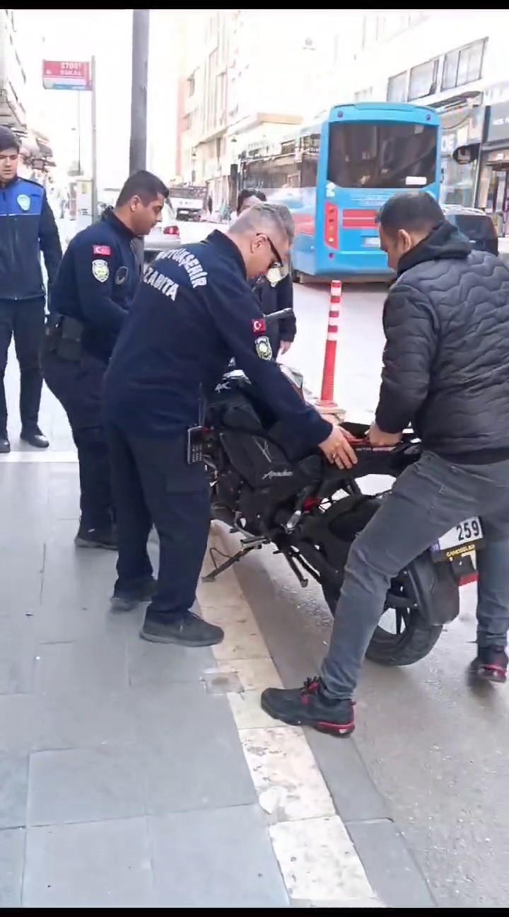 Adana&rsquo;da zabıta ekiplerinden kaldırım işgali denetimi
