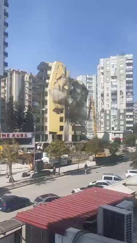 Adana’da ağır hasarlı bina kontrollü yıkıldı