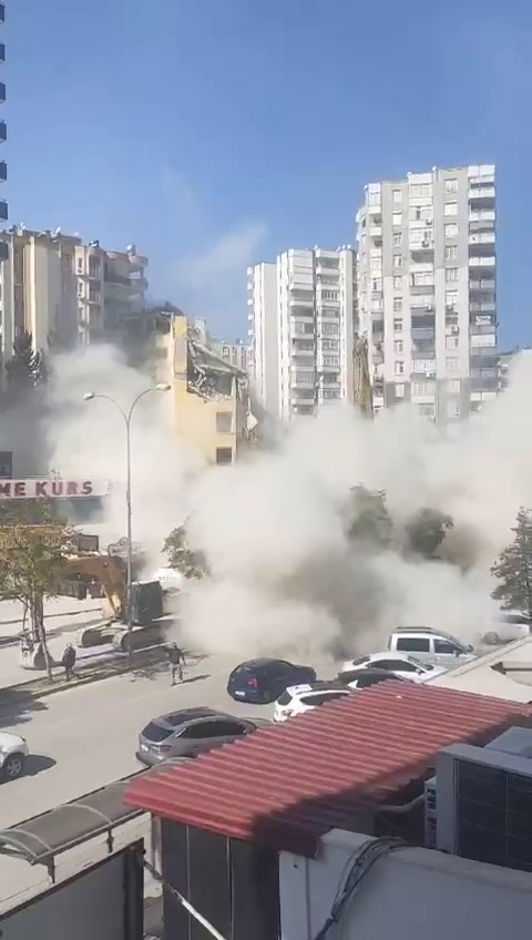 Adana&rsquo;da ağır hasarlı bina kontroll&uuml; yıkıldı
