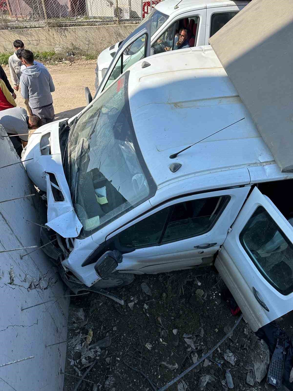 İstinat duvarına çarpıp dereye düşen kamyonetin düşme anı kameralarda