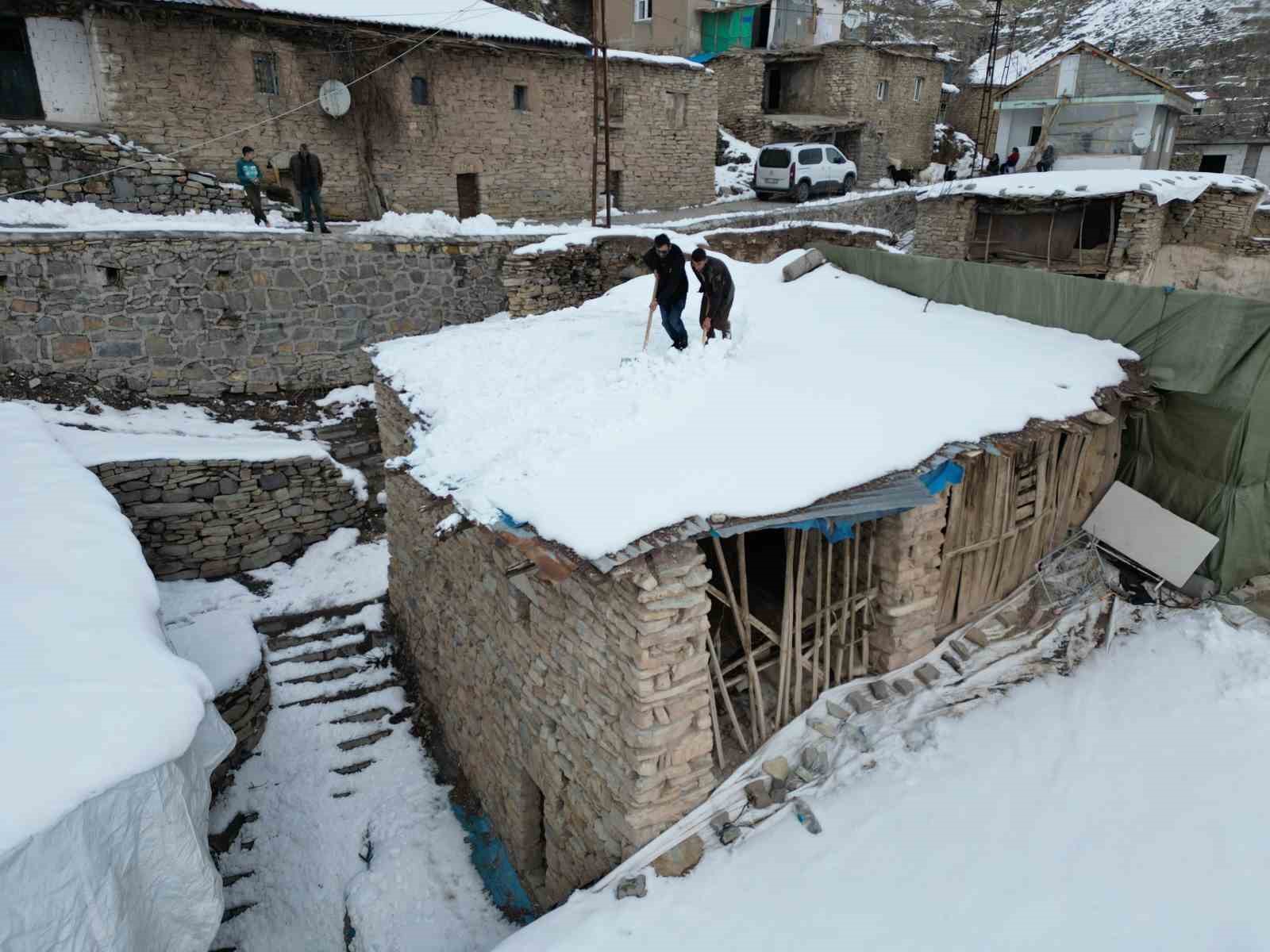 Şırnak’ta köylüler zamanlarını kerpiç evlerin damında biriken karı temizlemekle geçiriyor