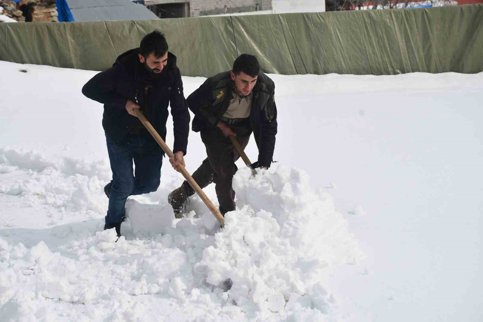 Şırnak&rsquo;ta k&ouml;yl&uuml;ler zamanlarını kerpi&ccedil; evlerin damında biriken karı temizlemekle ge&ccedil;iriyor
