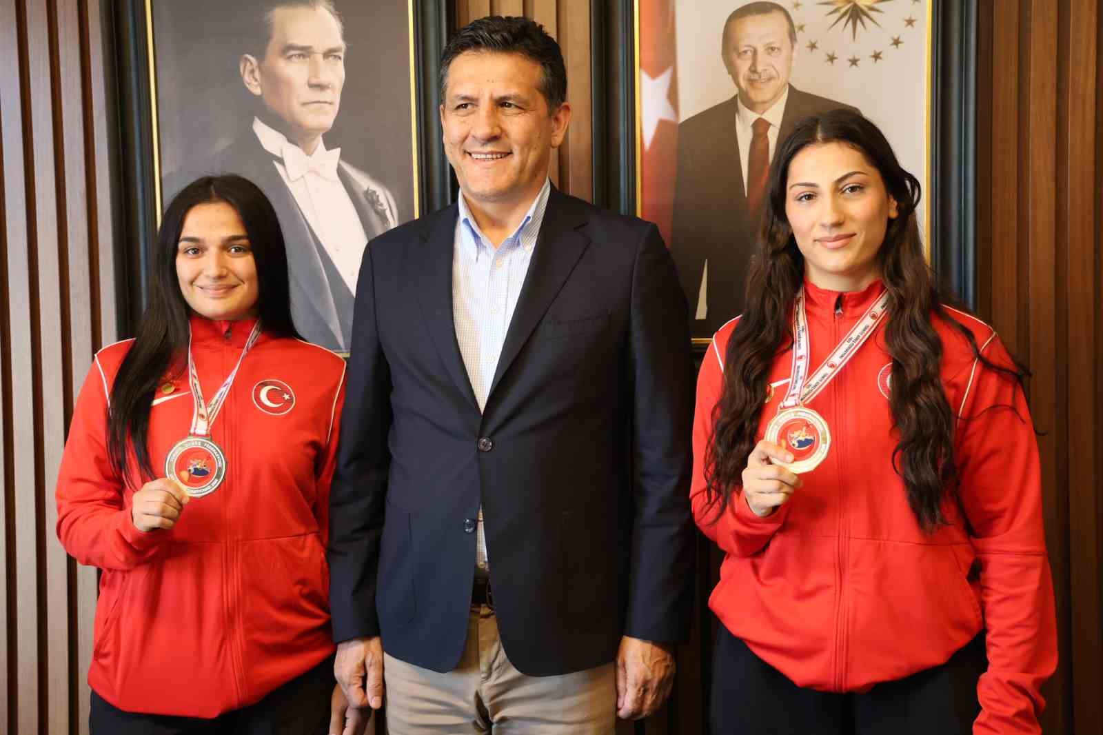 Kozan’da kadın güreşçiler ödüllendirildi