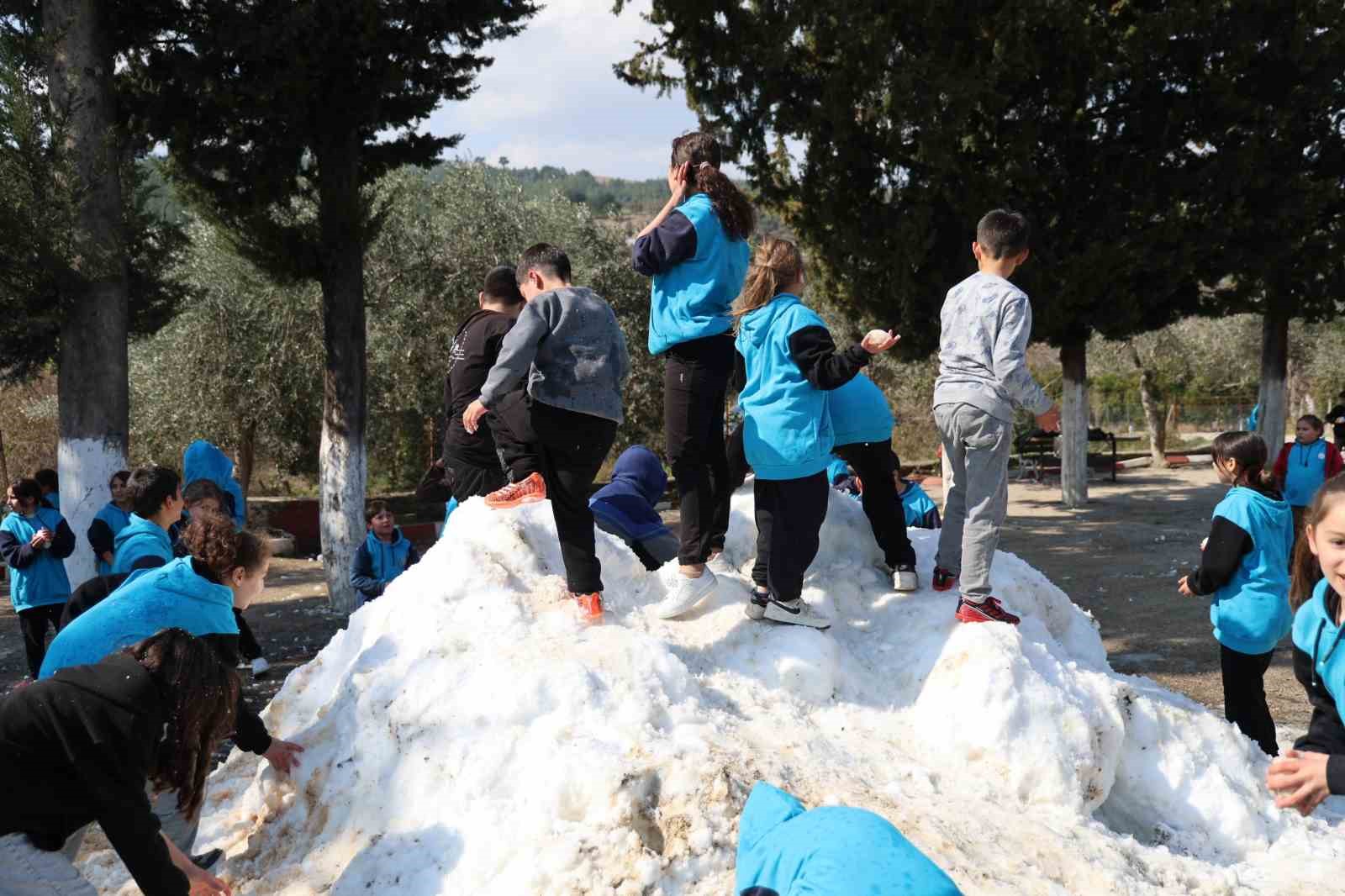 Kar g&ouml;remeyen &ouml;ğrencilere bir kamyon kar
