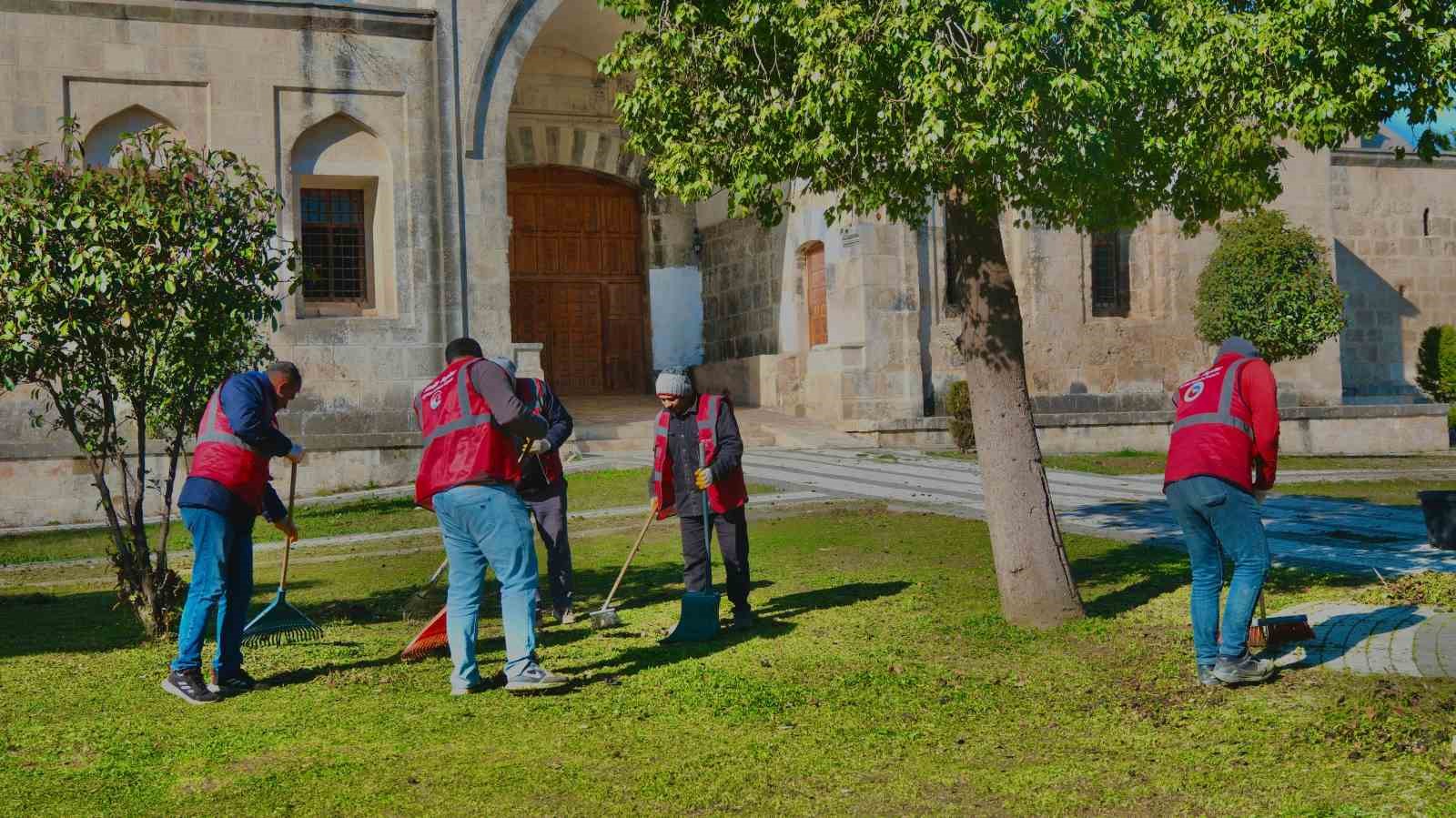 Ceyhan Belediyesi Kurtkulağı Mahallesi&rsquo;ne &ccedil;ıkartma yaptı
