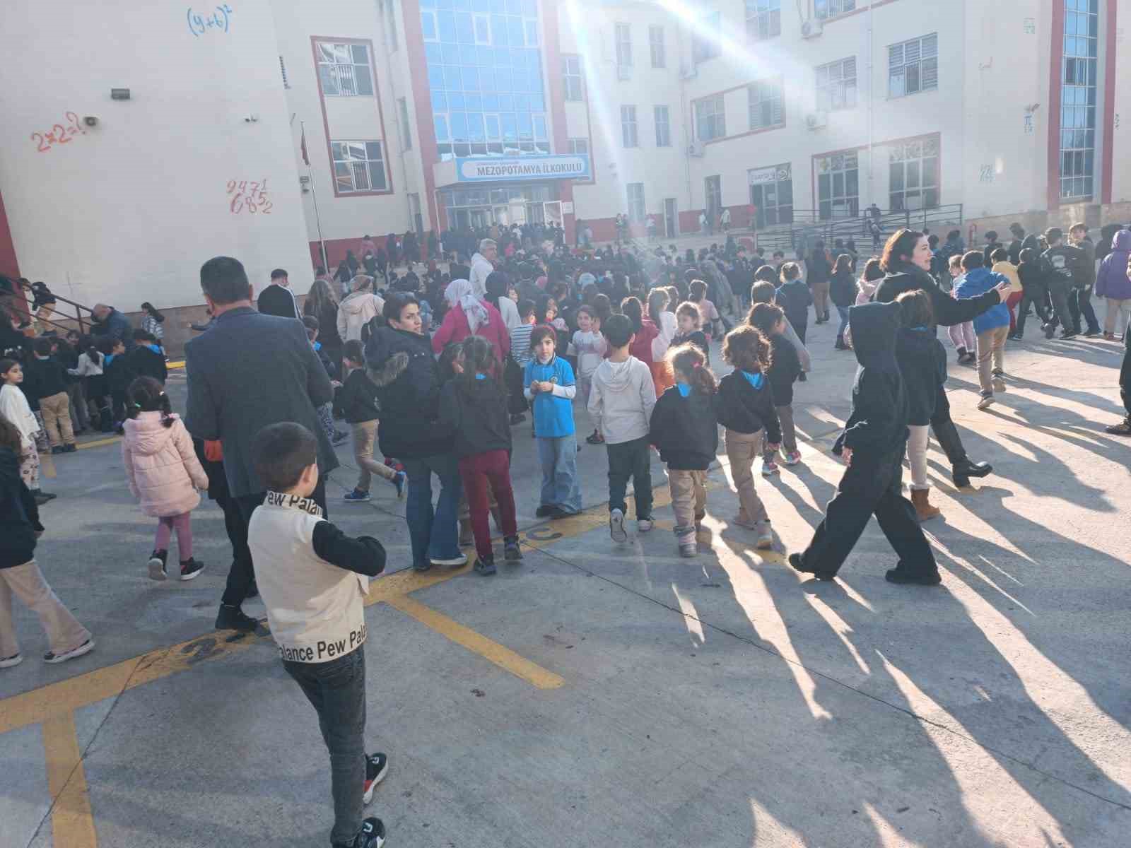 İlkokul öğrencilerine deprem ve yangın tatbikatı