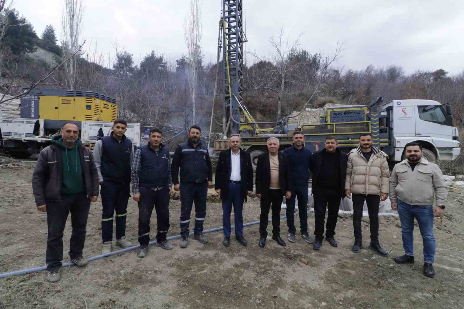 Honaz Belediyesi kiraz &uuml;reticileri i&ccedil;in sondaj &ccedil;alışması yaptı
