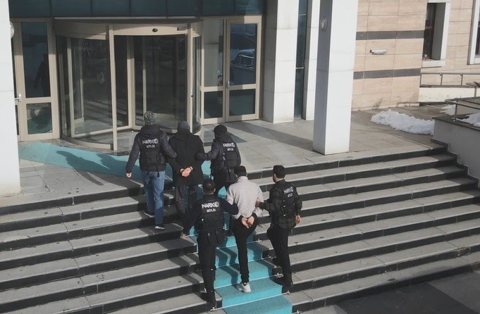 Yabancı uyruklu şahısların mide ve bağırsaklarından 1 kilo 340 gram uyuşturucu &ccedil;ıktı
