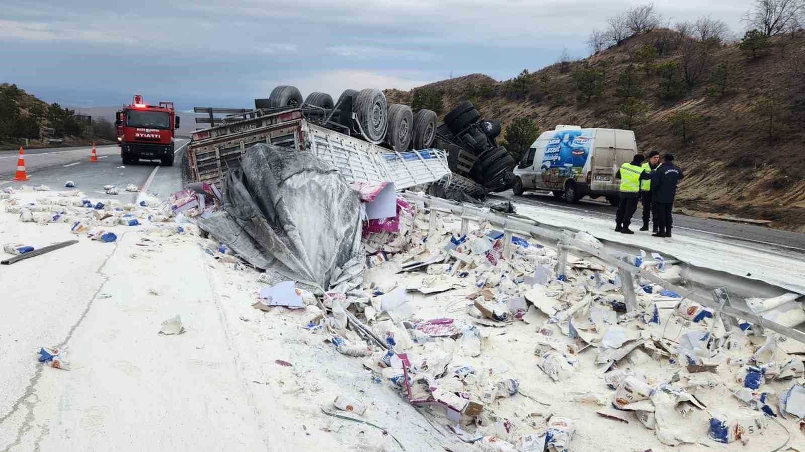 Devrilen tırdaki tonlarca un etrafa saçıldı: 1 yaralı