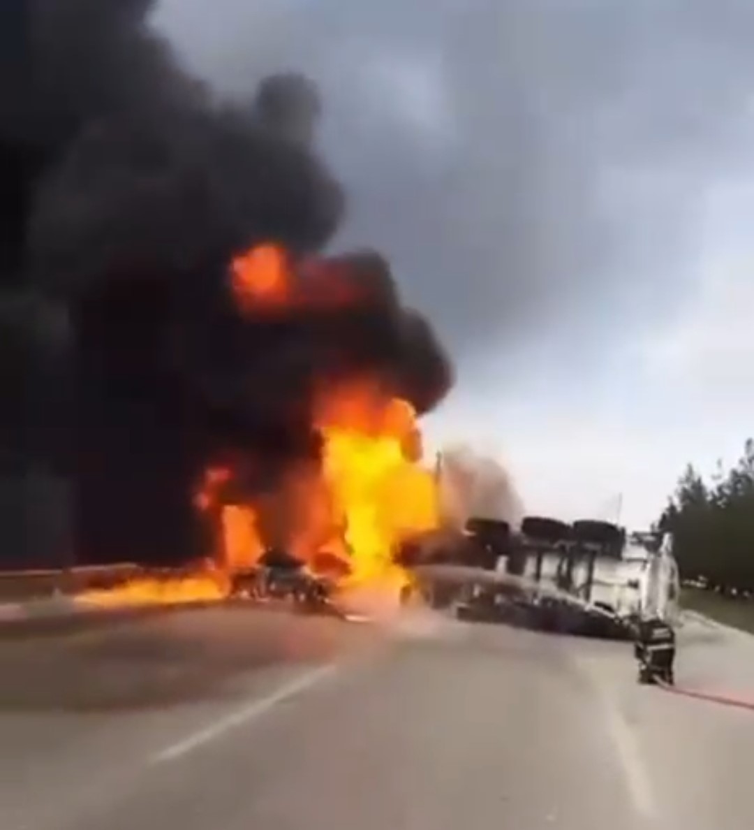 Devrilen tanker alevlere teslim oldu, s&uuml;r&uuml;c&uuml; son anda kurtarıldı
