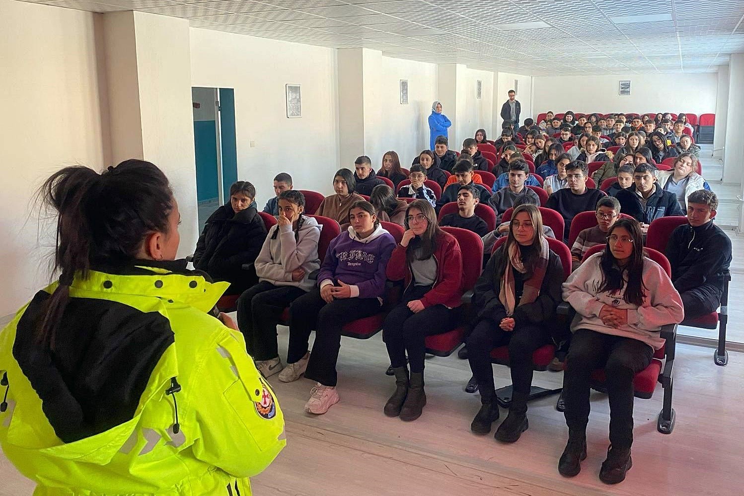 Ardahan’da polis; KADES, güvenli internet ve dolandırıcılık bilgilendirmesi yaptı