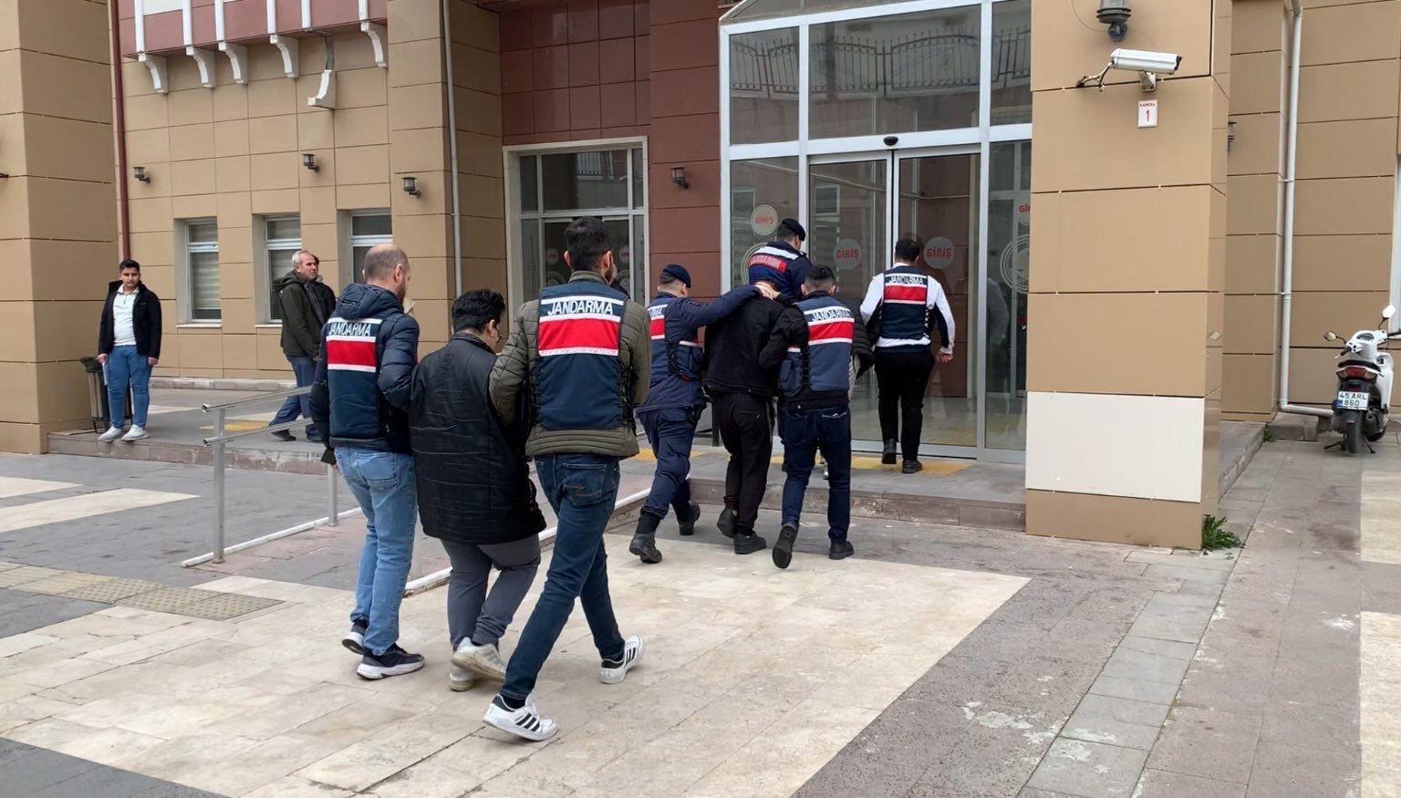 Manisa’da yapılan terör operasyonunda iki kişi tutuklandı