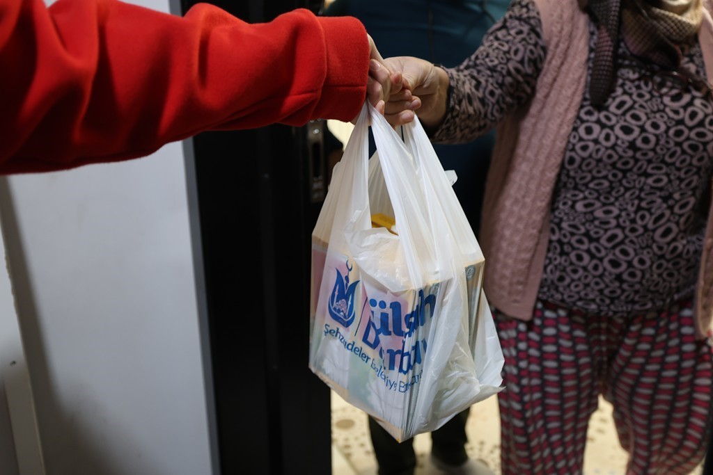 Şehzadeler Belediyesi&rsquo;nin &ccedil;ocuklara s&uuml;t desteği başladı
