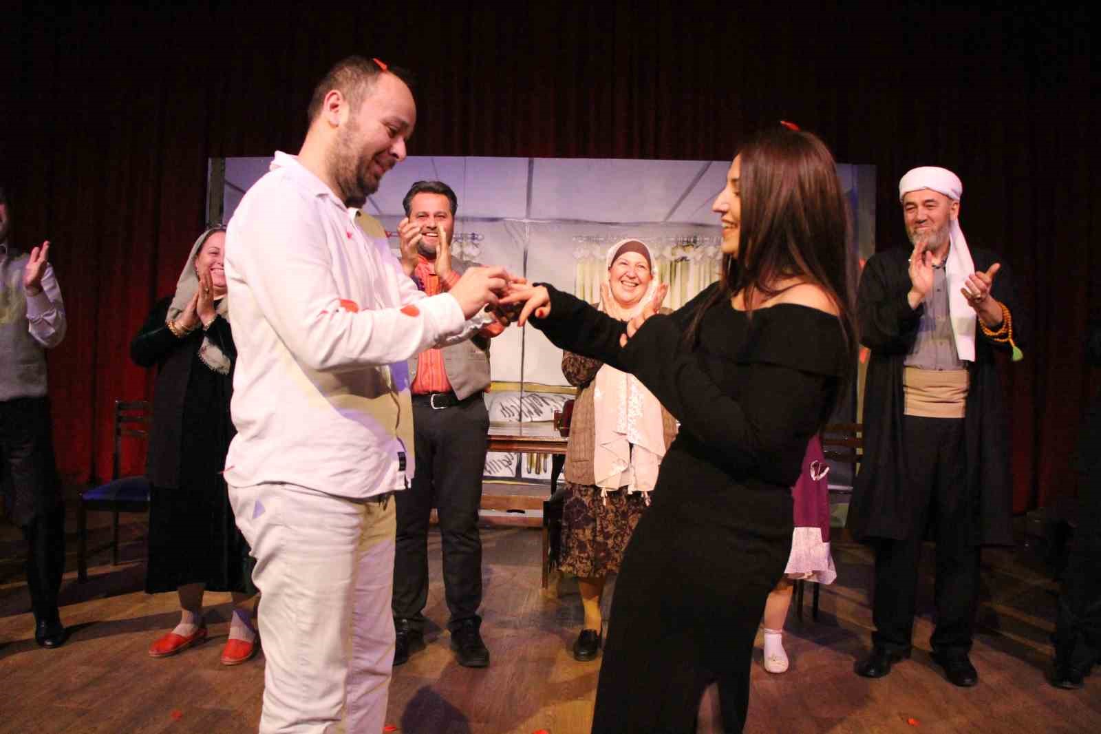 Tiyatro sahnesinde sürpriz evlilik teklifi