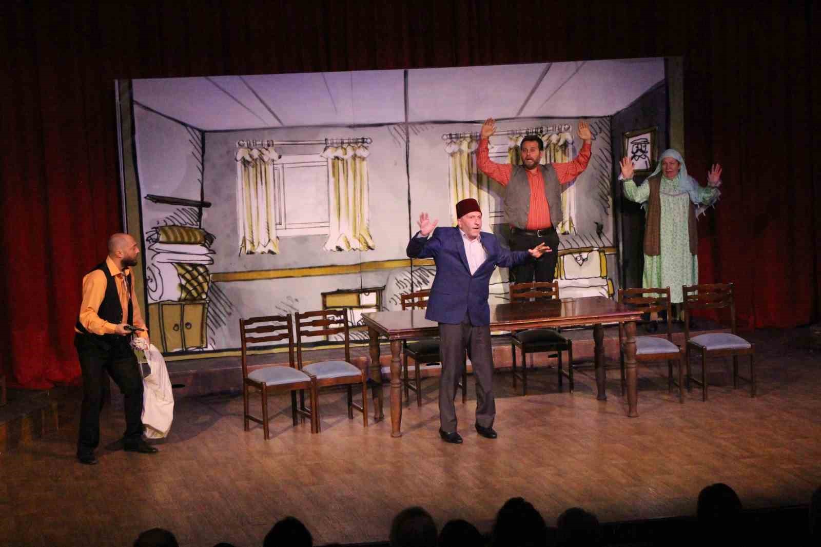 Tiyatro sahnesinde s&uuml;rpriz evlilik teklifi
