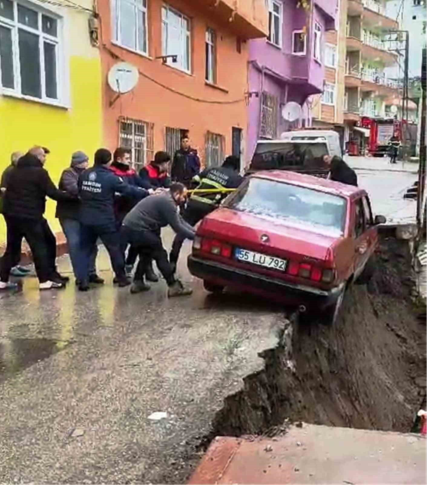 İstinat duvarı &ccedil;&ouml;kt&uuml;, sokak trafiğe kapatıldı
