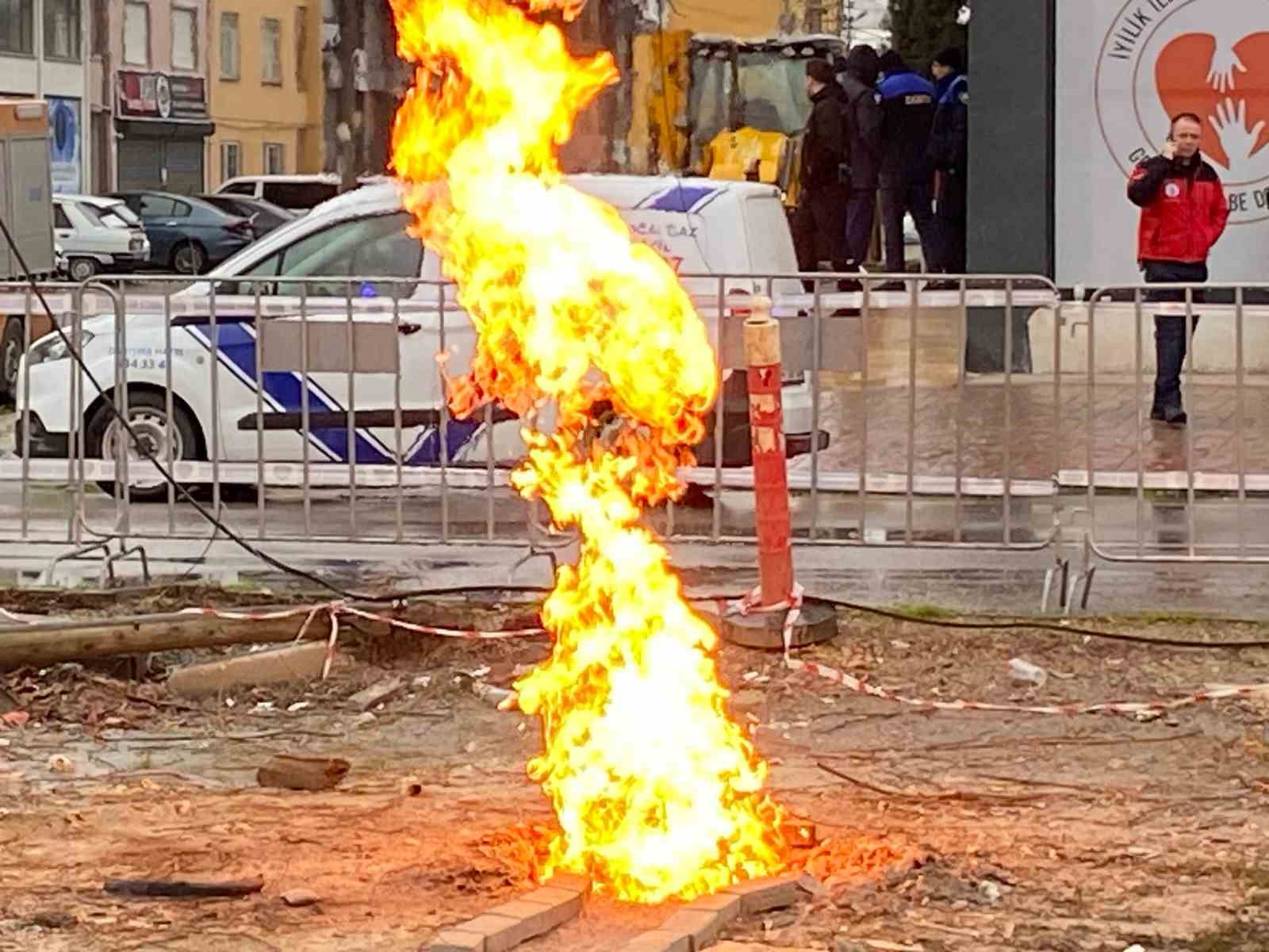 Metan gazı 22 saattir yanıyor