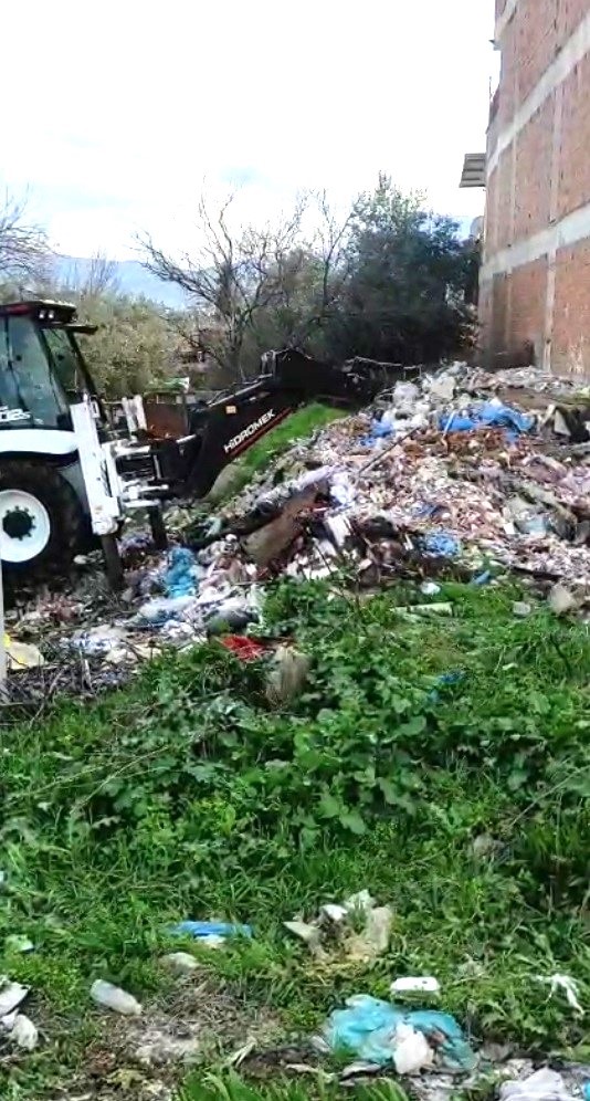 Yunusemre Muradiye&rsquo;de temizlik &ccedil;alışması yaptı
