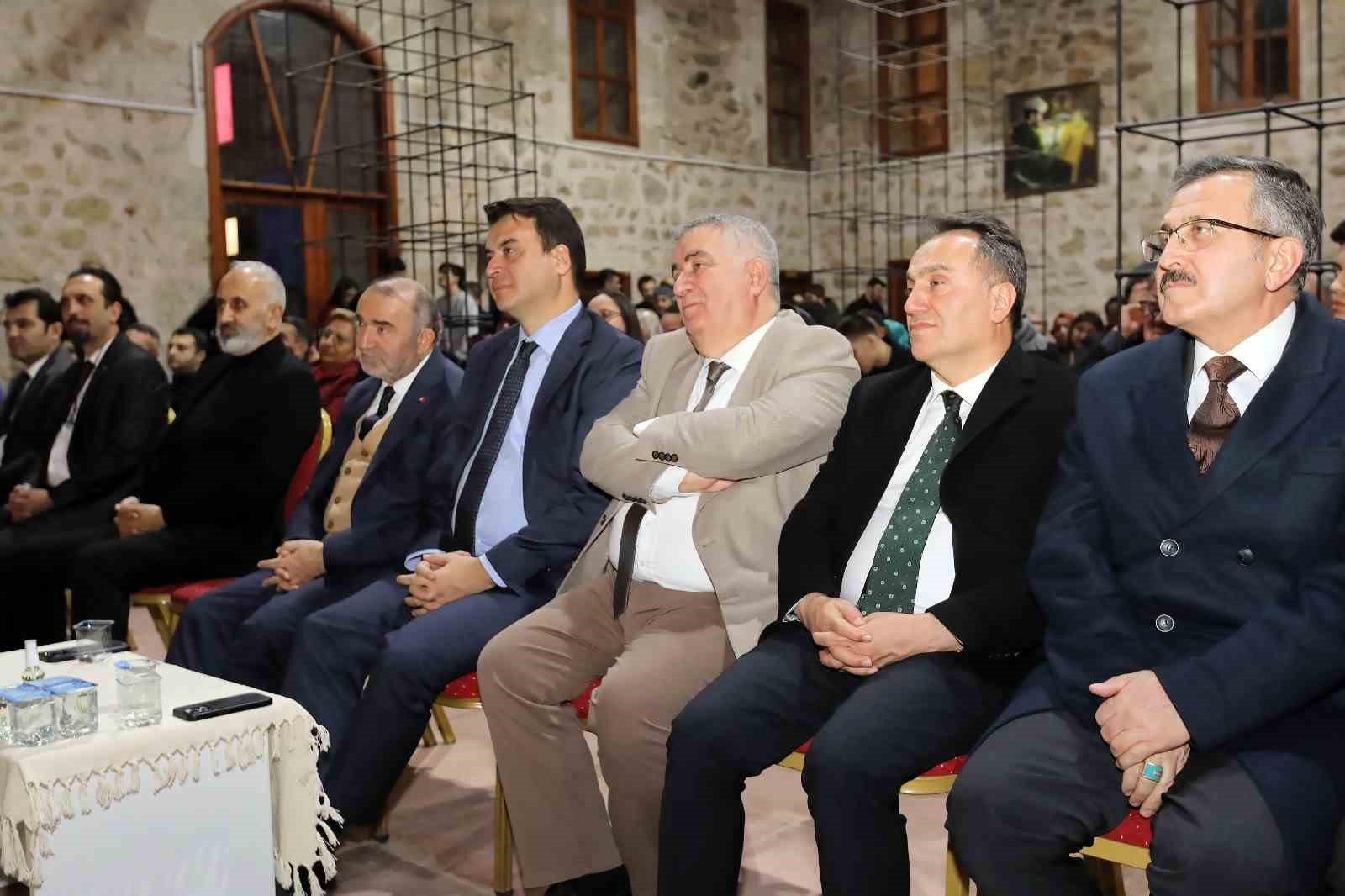 Tarihi Yağıbasan Medresesi’nde kelimelerin ve türkülerin gücü konuşuldu