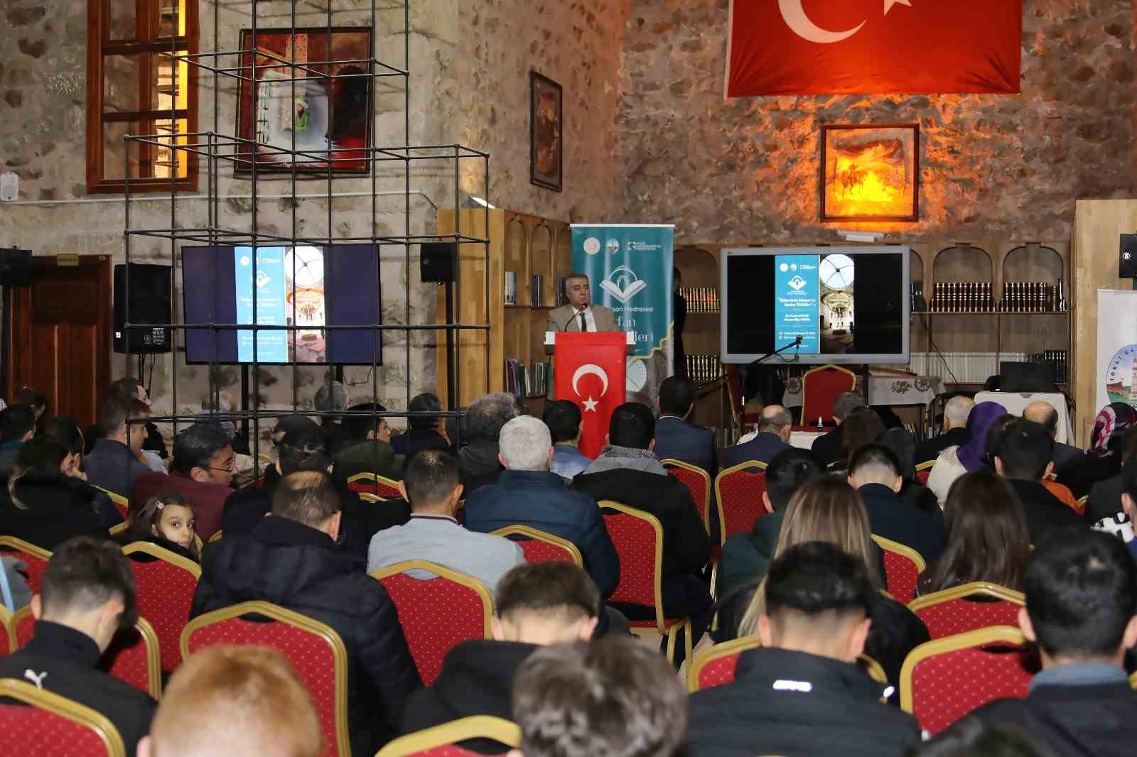 Tarihi Yağıbasan Medresesi&rsquo;nde kelimelerin ve t&uuml;rk&uuml;lerin g&uuml;c&uuml; konuşuldu
