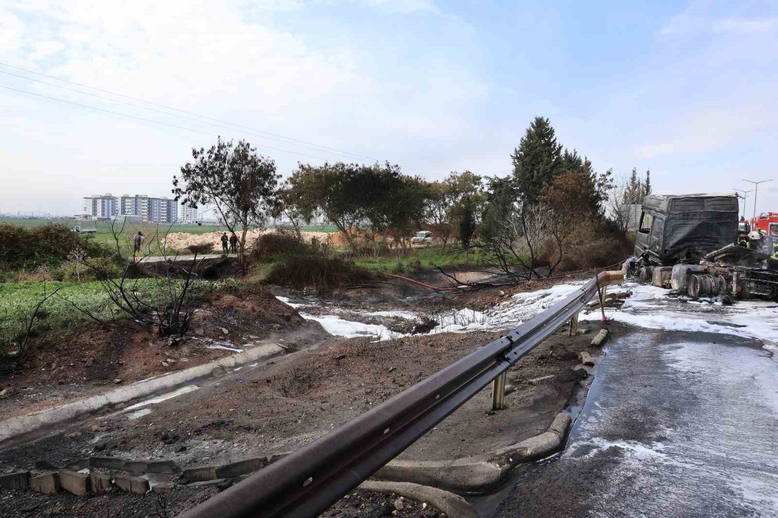 Otoyolda yanan tanker s&ouml;nd&uuml;r&uuml;ld&uuml;
