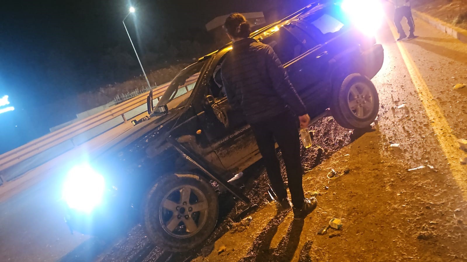 Kontrolden çıkan araç refüje çarpıp karşı şeride geçti