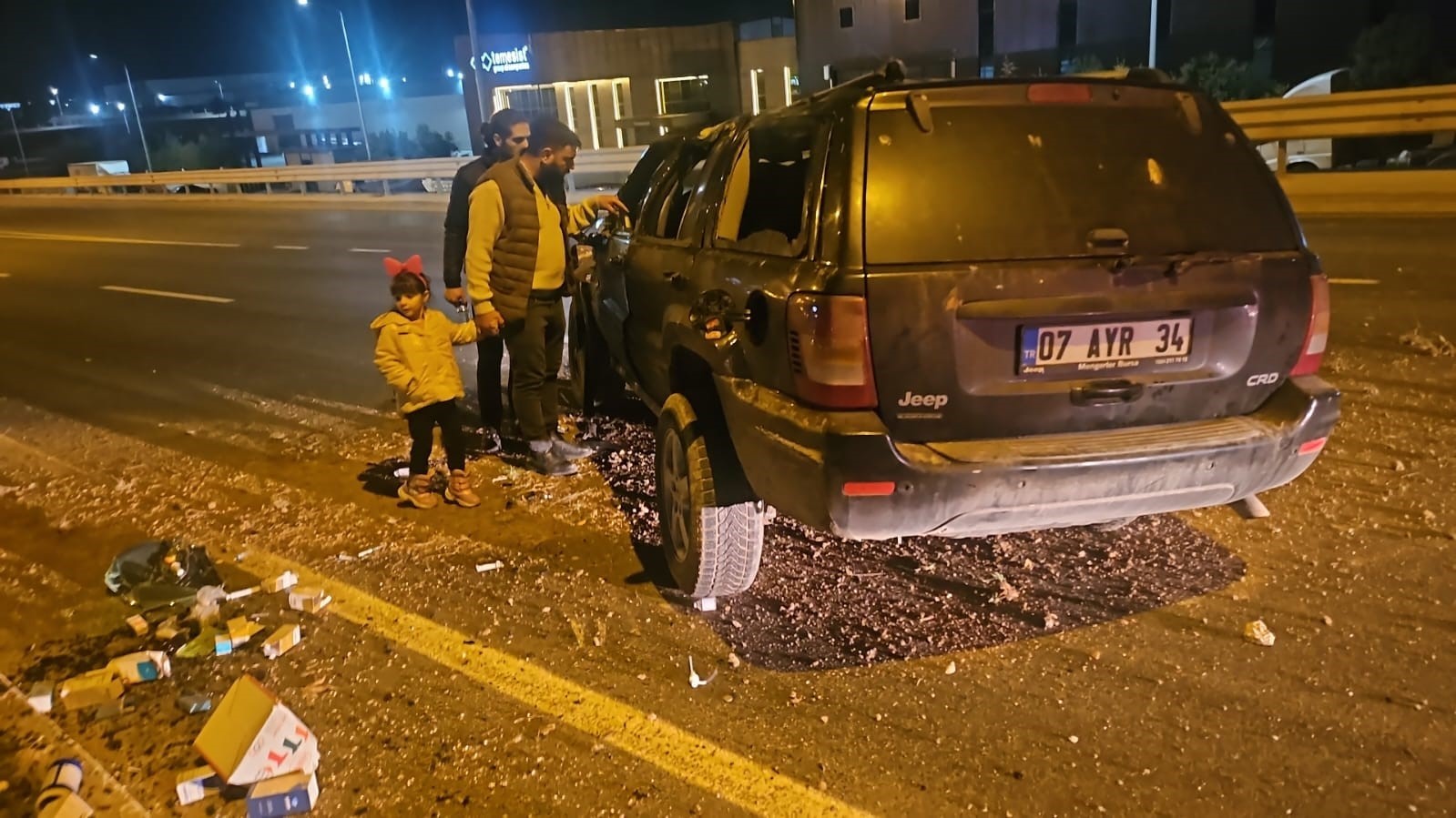 Kontrolden &ccedil;ıkan ara&ccedil; ref&uuml;je &ccedil;arpıp karşı şeride ge&ccedil;ti
