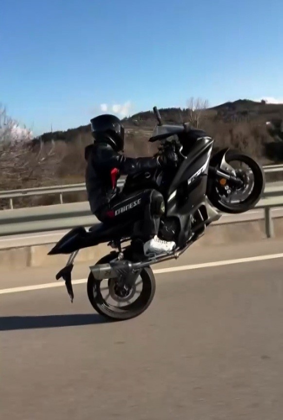 Çanakkale’de trafik güvenliğini tehlikeye düşürecek hareketler yapan motosikletliye 11 bin TL ceza