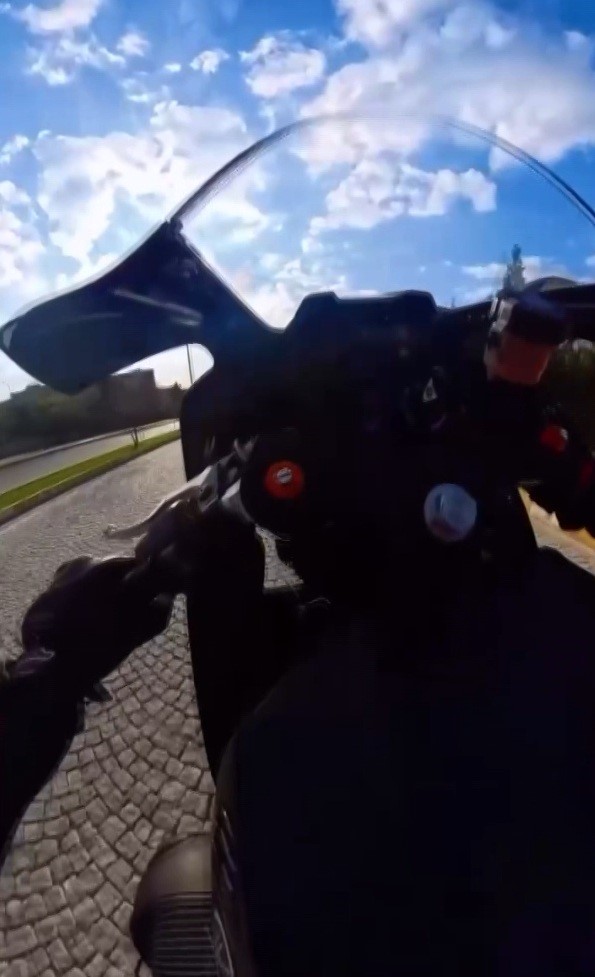 &Ccedil;anakkale&rsquo;de trafik g&uuml;venliğini tehlikeye d&uuml;ş&uuml;recek hareketler yapan motosikletliye 11 bin TL ceza
