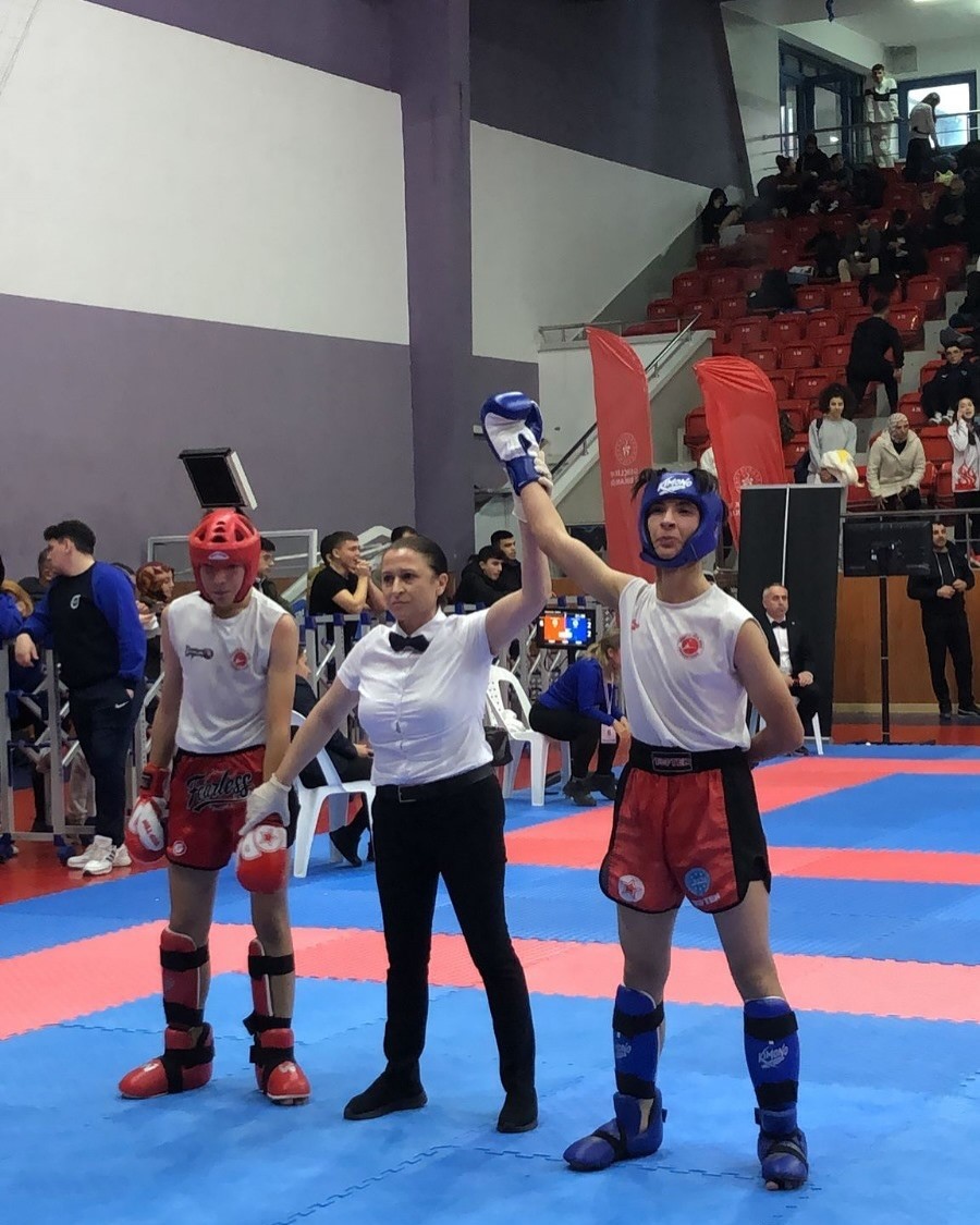 Kütahyalı genç sporcular Türkiye Kick Boks Şampiyonası’ndan madalyalarla döndü