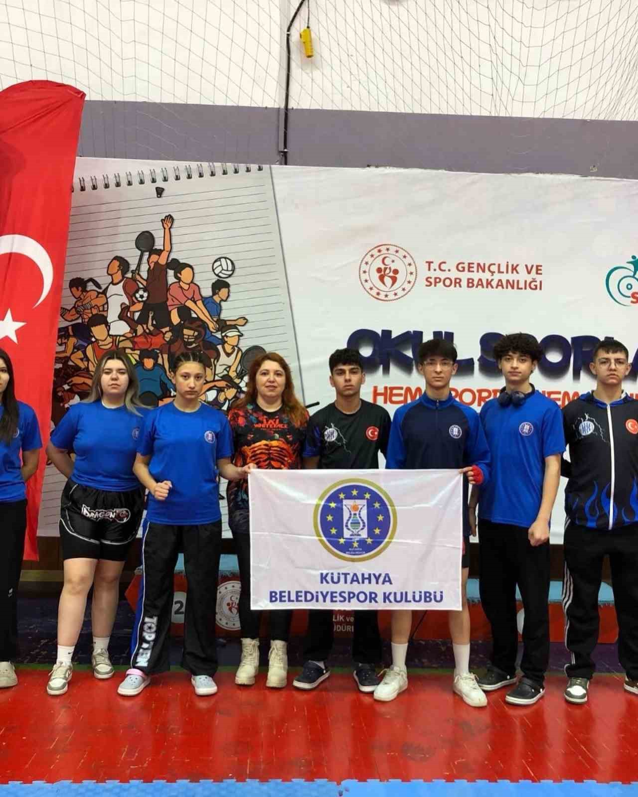 K&uuml;tahyalı gen&ccedil; sporcular T&uuml;rkiye Kick Boks Şampiyonası&rsquo;ndan madalyalarla d&ouml;nd&uuml;
