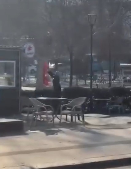 Afşin’de kavgaya sebep olan zihinsel engelli kadın bayrağı kesmeye çalışmış