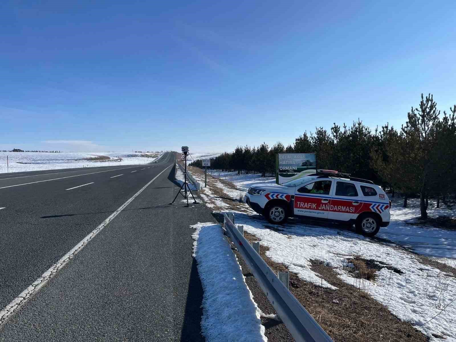 Kars’ta radarla hız demetimi 3 araç trafikten men edildi