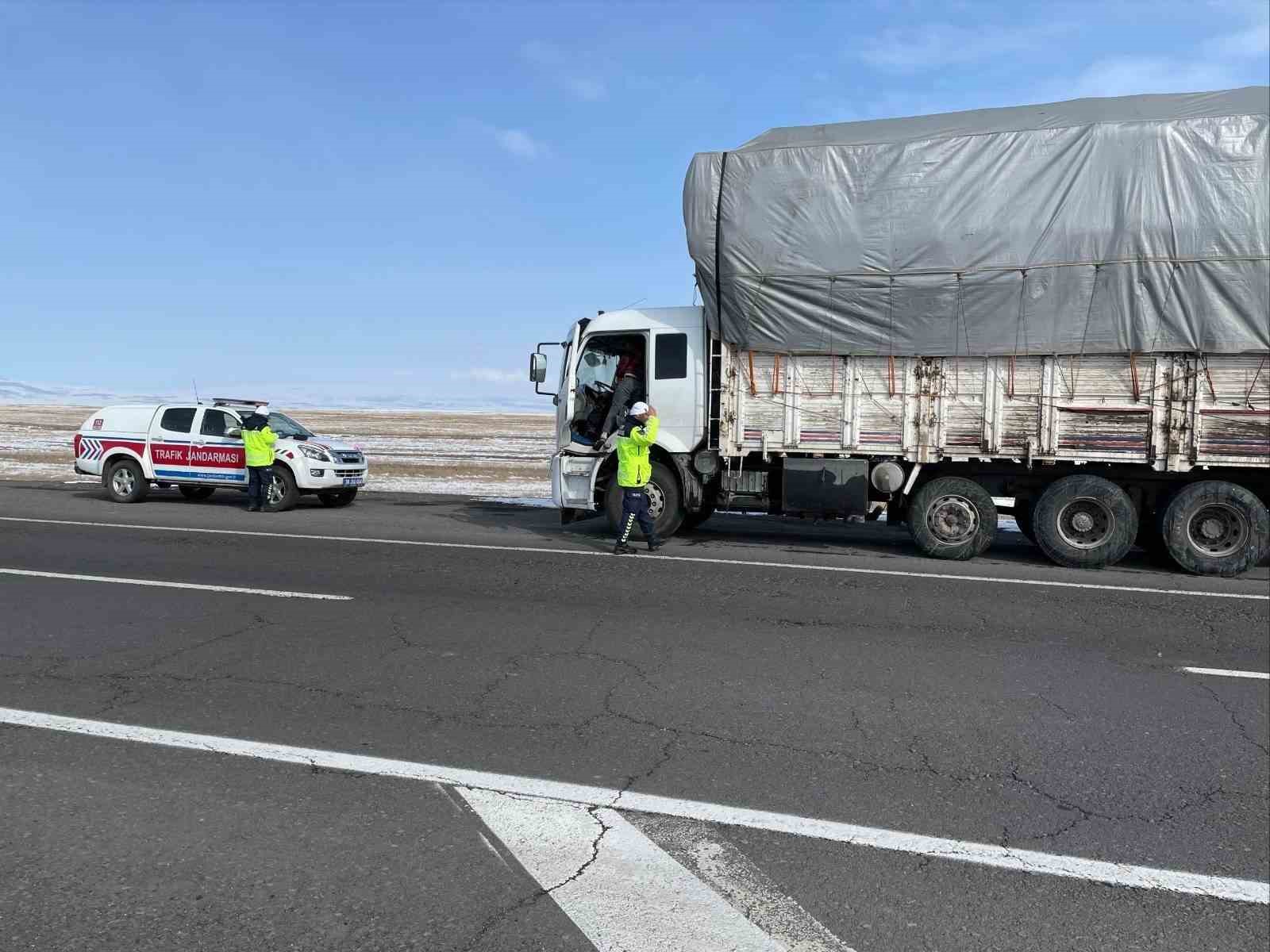 Kars’ta radarla hız demetimi 3 araç trafikten men edildi