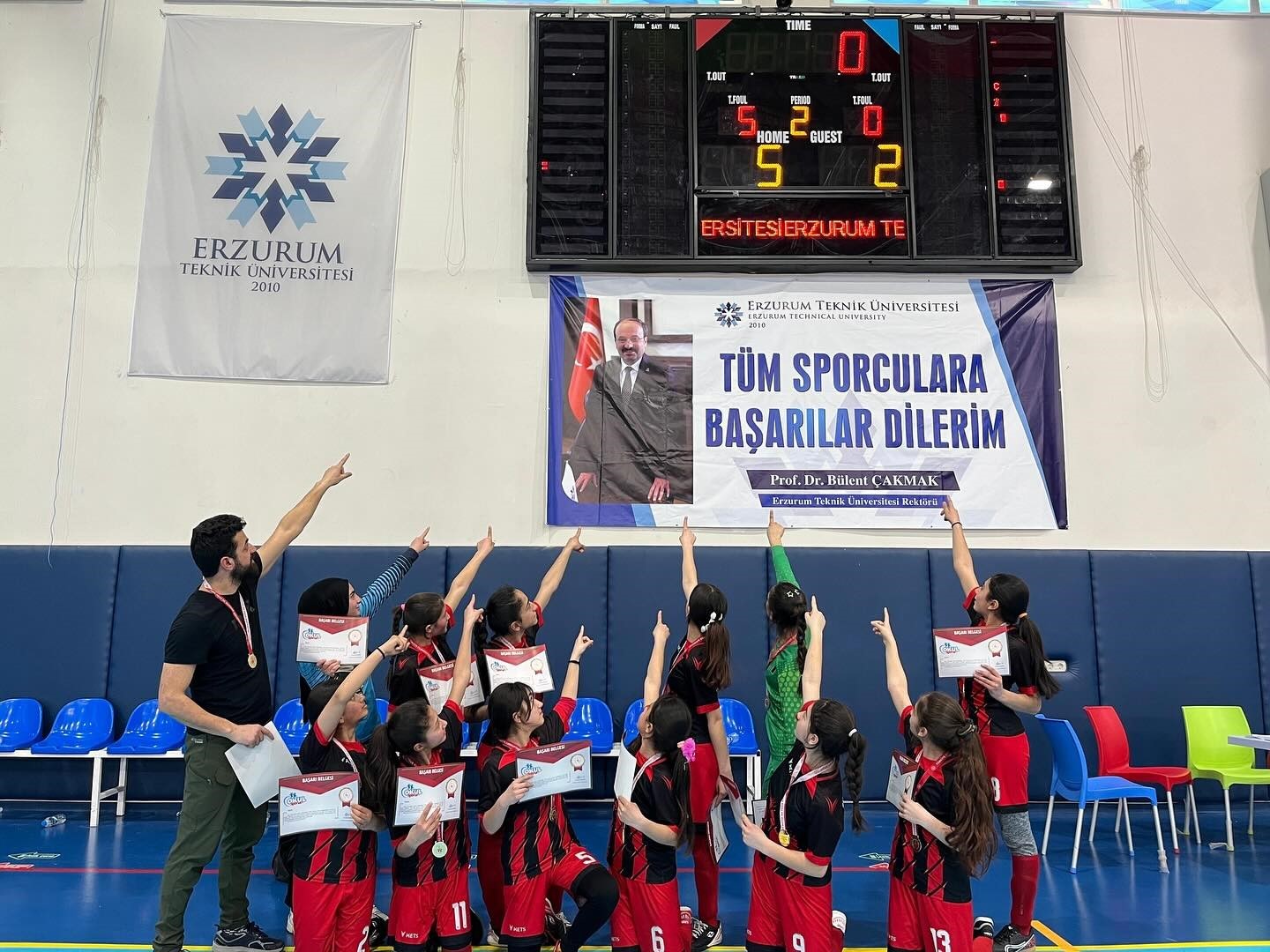 Arpaçaylı kızlar futsalda bölge şampiyonu