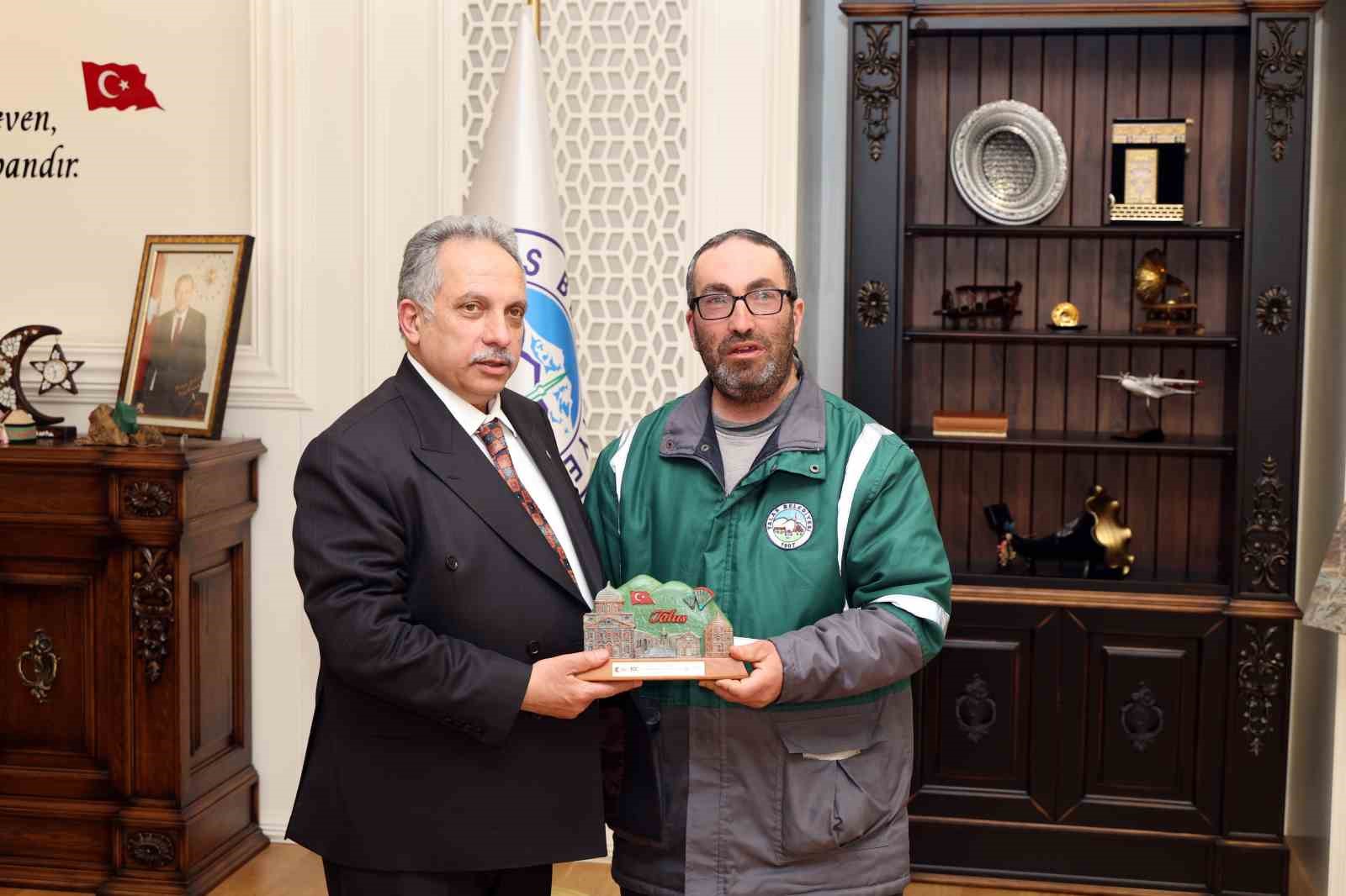 Başkan Yalçın’dan örnek davranış gösteren personele takdir