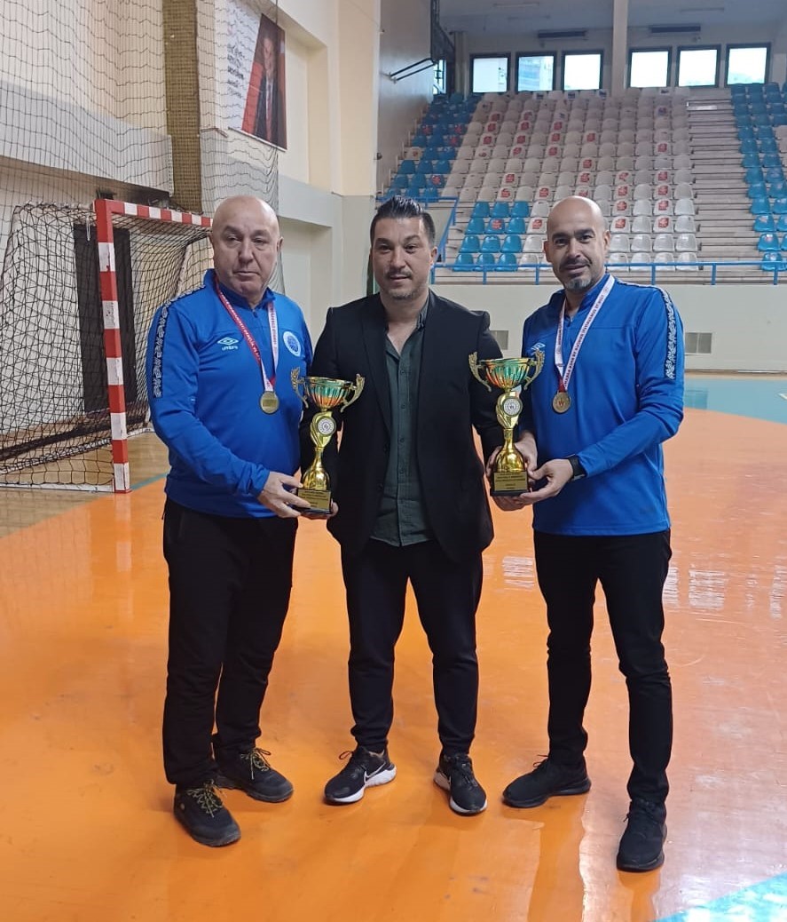 Seyhan Belediyespor Kul&uuml;b&uuml;, Adana Voleybol Ligi&rsquo;nde gen&ccedil;ler ve k&uuml;&ccedil;&uuml;kler erkek kategorilerinde Adana Şampiyonu oldu
