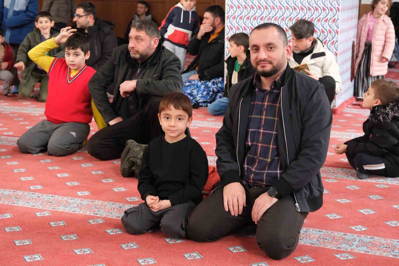 Çocuklar babalarıyla birlikte camide
