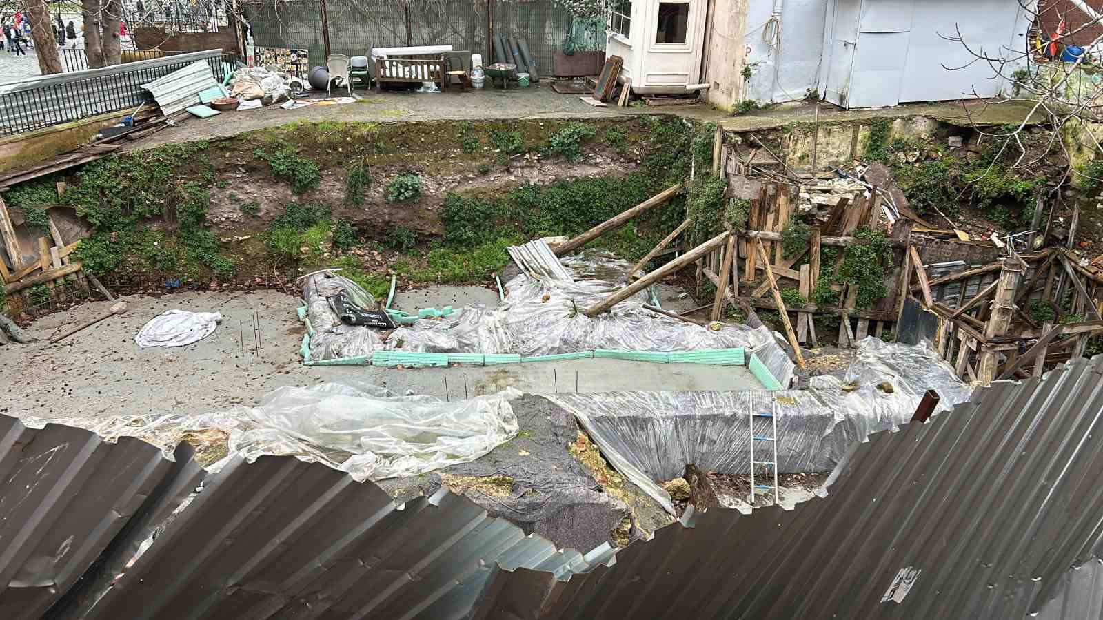 Fatih’te toprak kaymasının ardından yol çöktü: O anlar kamerada