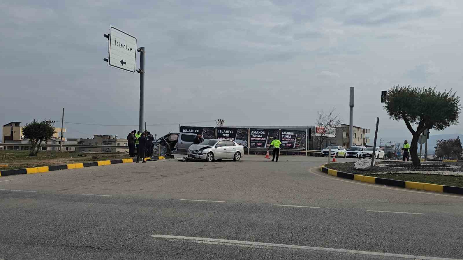 Gaziantep’te otomobil ile hafif ticari araç çarpıştı: 2 yaralı