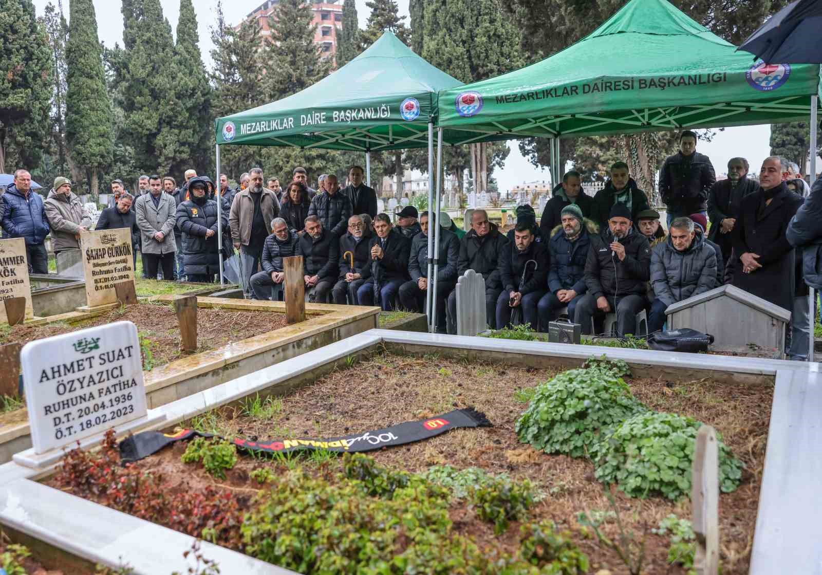 Ahmet Suat Özyazıcı kabri başında anıldı
